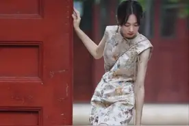 别学法国女人穿吊带裙了！“中式旗袍”才是真高级，谁穿谁优雅图片