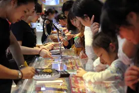 年轻人掀起买金潮，1次买1克，有女孩攒下十几万，认为比存钱靠谱图片