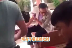 汪涵拍摄老坛酸菜面广告边吃边吐，被赞有远见，暗示消费者不能吃图片