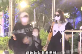 戚薇怀二胎后首次被拍！带女儿聚会孕肚抢眼，动作小心奶茶不离手图片