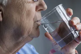 体内有疾，喝水便知？提醒：多喝水后出现这3个异常，需要警惕图片