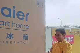 高温下的物流小哥：凌晨送“救命冰箱”、八小时装好28台空调图片