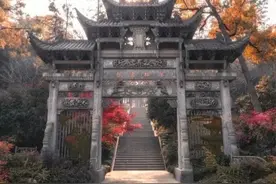 俗语：“是尊是贵看大门，是贫是富看新坟”啥意思？有哪些预兆图片