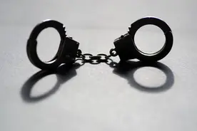 没有批捕，取保候审一年了，警官打电话让我去签字，会被拘留吗？图片