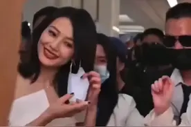 高圆圆穿白裙出席活动气质优雅，摘口罩瞬间太惊艳，身材输主持人图片