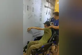 知名导演刘惠宁近照曝光，坐轮椅出镜骨瘦如柴，签字还需有人扶着图片