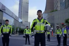 “除了贴罚单，交警还会干什么？”图片