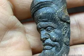 同行的暗斗：给你半个小时，这沉香废料，能雕出像样的东西吗？图片