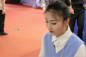 河北残疾女孩坐轮椅逛惠民书市：生病后曾封闭自己5年，是读书打开了通向世界的大门图片
