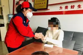 又有人把老婆“丢”在了加油站……图片