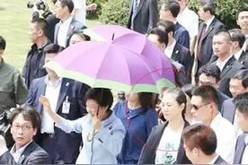 韩国总统女保镖：容貌清秀酷似女星，在总统身边2米之内寸步不离图片