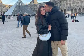 为岳父出征！西班牙00后小将费兰-托雷斯双响后对看台比“S”示爱，他女友正是西班牙主帅女儿图片