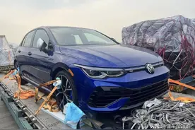 新车 | 落地价61.5万？2.0T四驱“小钢炮”，大众高尔夫R国内曝光图片