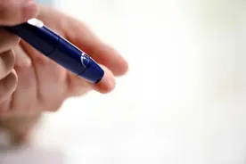 河南一男子，糖尿病中期，每天吃“洋葱”，半年后，身体如何？图片