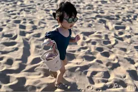 女儿在海边捡了块小石头，5天后，警察找到了我家图片