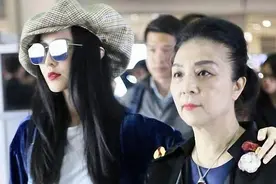 范冰冰妈妈真太酷，红宝石项链一颗比一颗大，丝质外套尽显淑女风图片