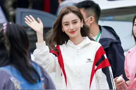 Angelababy奔跑吧最新路透，运动服搭长卷发，休闲又显气质图片