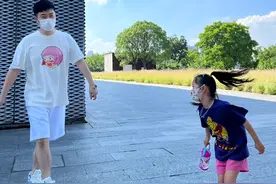 陈赫张子萱带娃出游，陈妈妈亲自为儿子儿媳拍照，安安初现小长腿图片