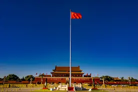 中轴线上的首开人|旗杆矗立宫灯高悬 “中国红”下青春无悔图片