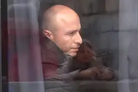 俄罗斯平民男性准备开赴乌克兰：夫妻抱头相拥哭泣，孩子难舍父亲图片