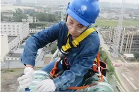百米高空作业女电工第一人的背后：大学生日益残酷的就业环境图片