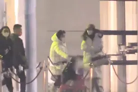 baby带娃工作被偶遇，4岁小海绵身旁多人照顾，身高已达妈妈腰部图片