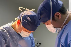 男孩胸部增大竟“女性化发育”！医生：一周4台男性乳房手术图片