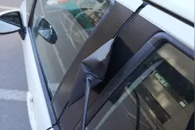 若车钥匙被锁在车内，只能砸玻璃拿出来？其实有很多处理方法图片