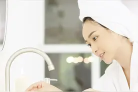 “反向洗澡”不可取，奉劝爱干净的人，尽量远离洗澡时的3个误区图片