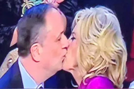 这乐子大了：美国总统拜登夫人和哈里斯丈夫亲嘴，白宫真这么乱？图片