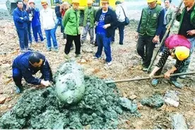 2016年，四川村庄里挖出一铁罐，村民以为是炸弹，专家却乐开了花图片