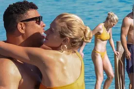 罗纳尔多携90后女友海边度假，胖到认不出，被盗2000万不影响心情图片