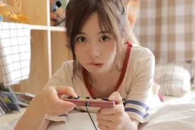 女人对你做出这些“特殊”的肢体语言，代表的含义是：我喜欢你图片