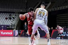 许钟豪本赛季年薪已经被罚光了？球迷：球员罚了，裁判什么时候罚图片