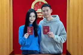 恭喜！国乒帅哥周雨晒登记照宣布结婚，小4岁妻子是军艺美女在文工团工作：幸福和快乐是结局图片