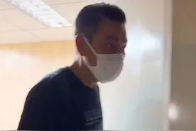 刘德华身体状况引担忧，身形佝偻嘴唇惨白，走路一瘸一拐略显疲态图片