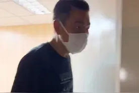 刘德华身体状况引担忧，身形佝偻嘴唇惨白，走路一瘸一拐略显疲态图片