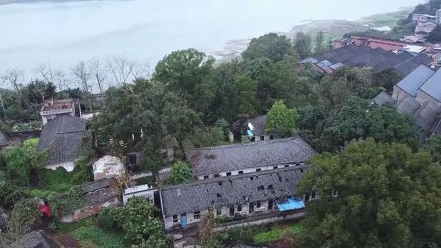 重庆长江边上的一条古朴老街，曾经名流如云，如今已被世人遗忘