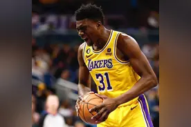 在湖人嫌时间少，申请交易！来掘金后，球都打不上了！真是活该啊图片