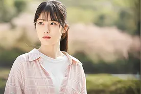 “闺女，你奶奶手术欠30万，你咋买新车？”“因为我是赔钱货”图片