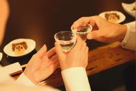 到饭店吃饭喜欢自带酒水，这是为何？行家：其中大有说法，要搞懂图片