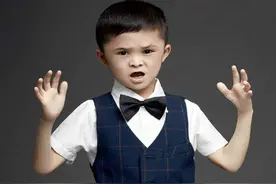 13岁“小马云”被抛弃后回村：整天唱“阿里巴巴”，见人就要钱图片