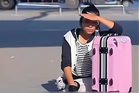 河南无腿女孩王娟：6岁失去双腿，靠单手走进大学，如今怎么样了图片