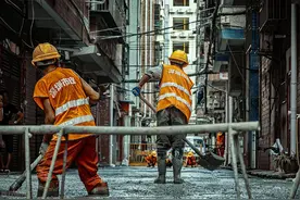 火车站标语因“农民工”三字惹争议，农民工改名势在必行？图片