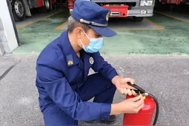 如何正确使用灭火器？消防员手把手教学来了！图片