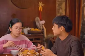 21年浙江女大学生倒追农村小伙，发短视频吸粉915万，如今怎样?图片