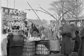 一文人送屠户对联，上联“此去定然成佛果”，朋友一看：你被骂了图片