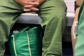 地铁上再现假军人，一看就是冒牌货图片