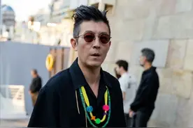 巴黎时尚装周：王嘉尔“阴阳发色”，林俊杰5XL长裤 堪称神仙打架图片