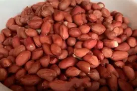 花生米里加1勺淀粉，居然这么好吃，不油炸不水煮，上桌瞬间抢光图片